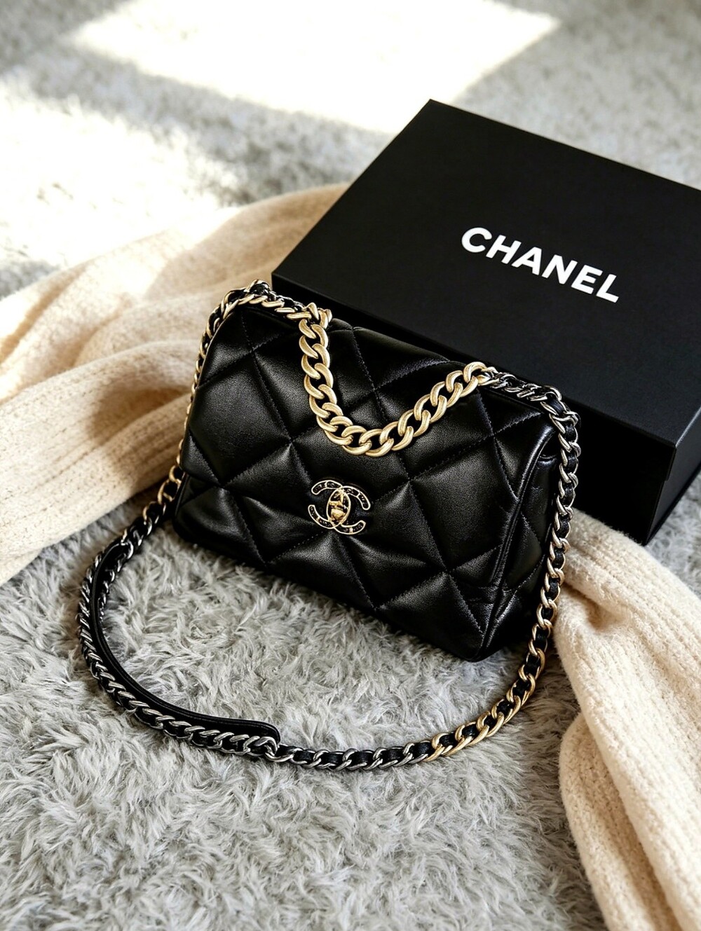 Chanel 19 Medium in Quilted Shiny Calfskin - Picture 5 of 7